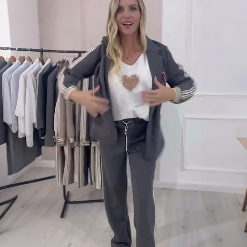 Fashionable 2-piece set consisting of a striped blazer and trousers 