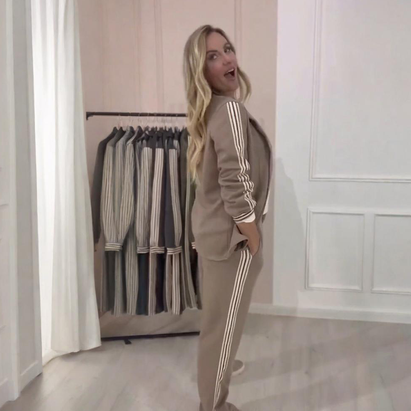 Fashionable 2-piece set consisting of a striped blazer and trousers 