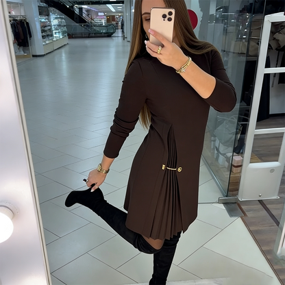 Elegantes Langarmkleid mit Plissee-Einsätzen